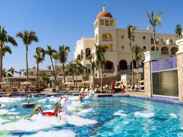 Best Resorts in Cabo for Partying